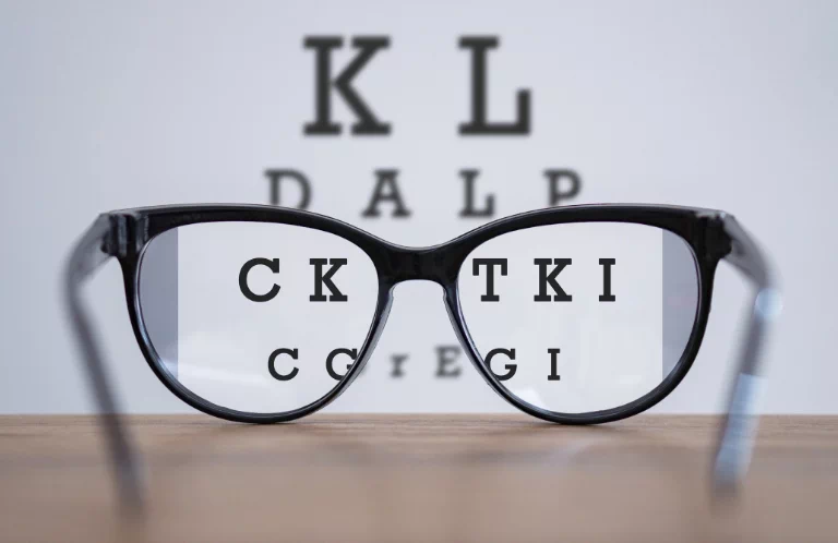 okulary i tablica z literami